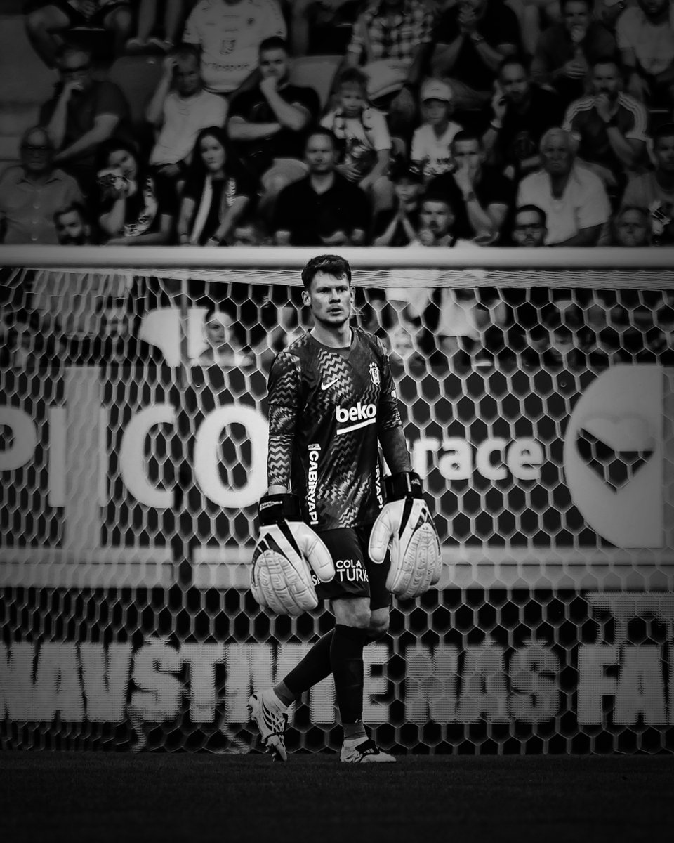 BesiktasEnglish's tweet photo. Pretty sure that's how the opponent sees him today. 🙃 https://t.co/njp4mjJ6RV