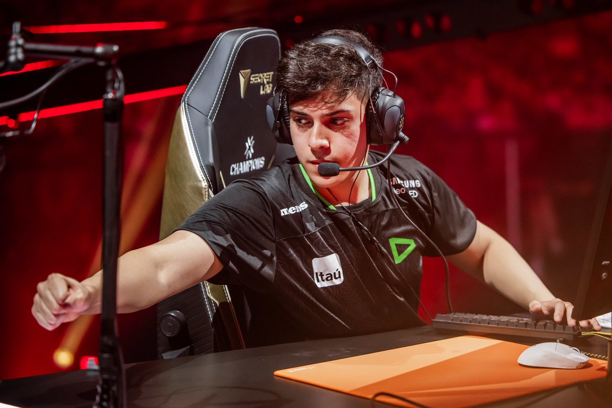 desatualizadovl's tweet photo. 🚨RUMOR | tuyz está fora do playin do Americas

Segundo fontes, o jogador sofreu uma lesão há algumas semanas e não poderá jogar em Los Angeles

Como substituto, a La Masia terá GuhRVN, da Team Solid. O jogador é o maior campeão do VCB, com cinco títulos nos últimos quatro anos. https://t.co/Nh5Qm2tn01