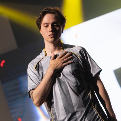 desatualizadovl's tweet photo. 🚨RUMOR | tuyz está fora do playin do Americas

Segundo fontes, o jogador sofreu uma lesão há algumas semanas e não poderá jogar em Los Angeles

Como substituto, a La Masia terá GuhRVN, da Team Solid. O jogador é o maior campeão do VCB, com cinco títulos nos últimos quatro anos. https://t.co/Nh5Qm2tn01