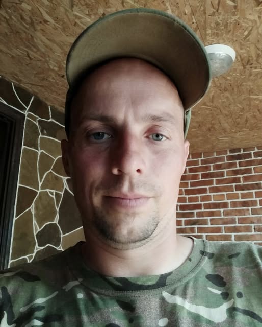 pogrebeckij's tweet photo. Тростянеччина в жалобі…
Три роки рідні та вся громада жили з надією і вірою, з нетерпінням чекаючи звістки про Захисника України — ОСТАПЧУКА Миколу Анатолійовича з села Гордіївка.
На жаль, надії не справдились…
Солдат Микола ОСТАПЧУК, командир бойової машини – командир механізованого відділення механізованого взводу механізованої роти механізованого батальйону військової частини А4718, загинув 15 липня 2023 року внаслідок стрілецького бою біля населеного пункту Кліщіївка Бахмутського району Донецької області.
Він мужньо виконував свій військовий обов’язок і до останнього подиху залишався вірним Військовій присязі та українському народові.
Назавжди 32…
Висловлюємо щирі співчуття родині, близьким, друзям і побратимам Героя.
Розділяємо цей невимовний біль і схиляємо голови в глибокій скорботі.
Світла пам’ять і вічна слава оборонцю України!
