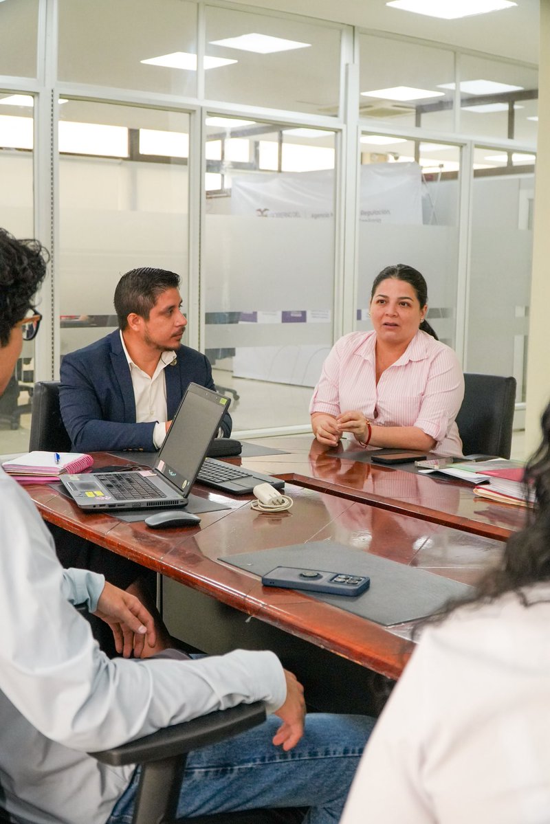 Arcsa_Ec's tweet photo. ¡Acción contra la discriminación! 🤝🏽👩🏽

Recibimos visita del @MinTrabajoEc en el proceso para obtener el sello "Empresa Libre de Violencia y Discriminación contra las Mujeres", que se otorga a entidades que apuestan por espacios seguros para sus colaboradoras.

#ElNuevoEcuador 🇪🇨 https://t.co/tVMICCM6WZ