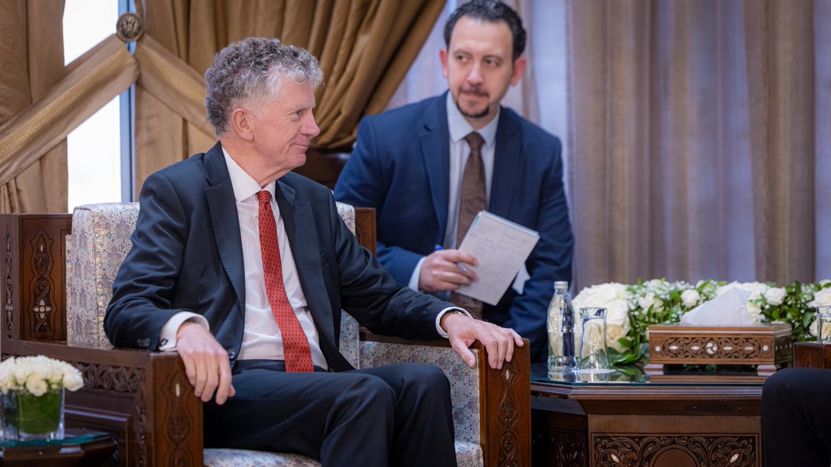 SyPresidency's tweet photo. استقبل السيد الرئيس أحمد الشرع اليوم في العاصمة دمشق، مستشار الأمن القومي في المملكة المتحدة جوناثان باول، بحضور وزير الخارجية والمغتربين أسعد الشيباني.

وجرى خلال اللقاء بحث سبل تعزيز العلاقات الثنائية بين الجمهورية العربية السورية والمملكة المتحدة، إلى جانب مناقشة عدد من القضايا ذات الاهتمام المشترك.

كما تناول اللقاء التطورات الإقليمية والدولية، مع التأكيد على أهمية مواصلة التنسيق بما يخدم المصالح المتبادلة، ويسهم في دعم الاستقرار في المنطقة.

#رئاسة_الجمهورية_العربية_السورية