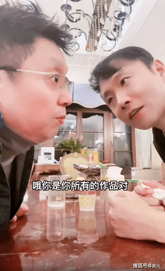 baekkom0718's tweet photo. [周末和爸妈窝在沙发里，晒着太阳剥橘子，听他们聊我小时候的糗事，暖乎乎的日子最治愈啦]， https://t.co/LxtGK76xHO
