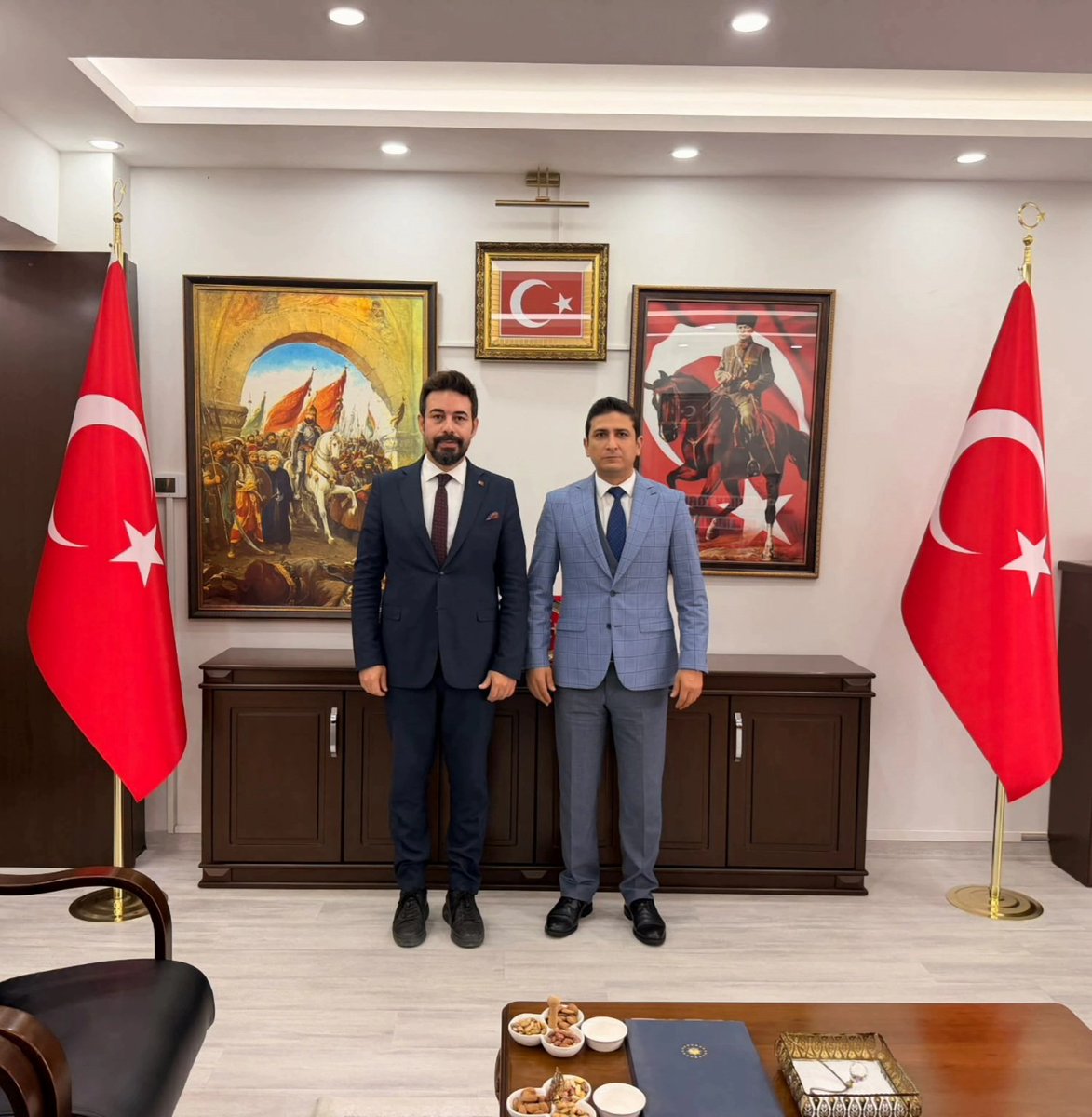 burhan79's tweet photo. Osmaniye Cumhuriyet Başsavcımız Sn.Tolga Han Altınay'ı makamında ziyaret ederek hayırlı olsun dileklerimizi ilettik.Nazik misafirperverlikleri ve samimi sohbetleri için kendilerine teşekkür ediyor, yeni görevlerinin  hayırlı olmasını ve çalışmalarında üstün başarılarını diliyorum https://t.co/4yzxtrO94z