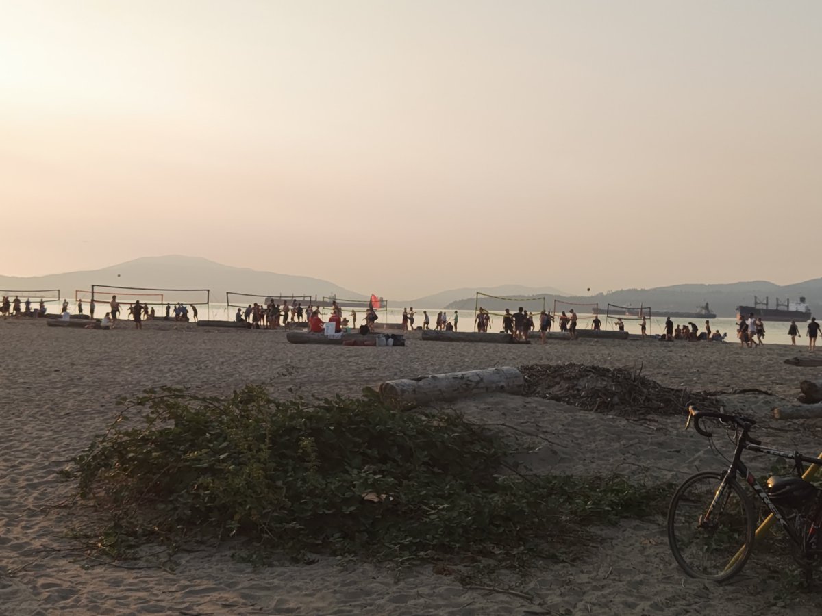 2000wonderer's tweet photo. I went beach area at Vancouver, BC. Volleyball, swimming, some are grill, kayak, paddleboard, sailboat and cargo ships! It's chaos but no polices.
バンクーバーのビーチへ。バレーボールしてたり泳いでたりなんか焼いてたりカヤックやSUPやミニヨットに貨物船まで！カオスでしたが平和な感じ https://t.co/vAPL148HXy