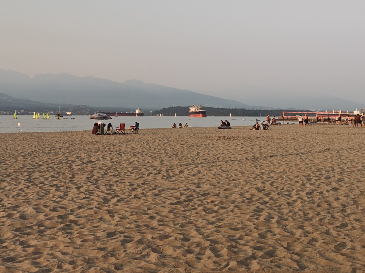 2000wonderer's tweet photo. I went beach area at Vancouver, BC. Volleyball, swimming, some are grill, kayak, paddleboard, sailboat and cargo ships! It's chaos but no polices.
バンクーバーのビーチへ。バレーボールしてたり泳いでたりなんか焼いてたりカヤックやSUPやミニヨットに貨物船まで！カオスでしたが平和な感じ https://t.co/vAPL148HXy