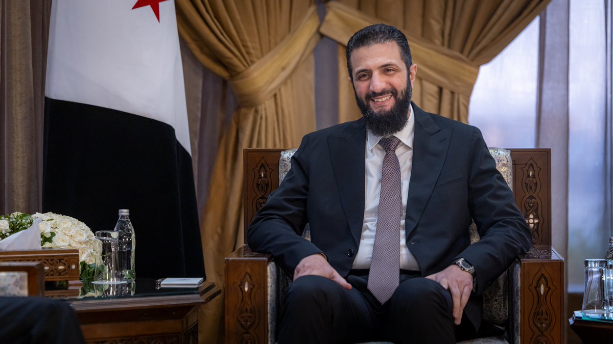 SyPresidency's tweet photo. استقبل السيد الرئيس أحمد الشرع اليوم في العاصمة دمشق، مستشار الأمن القومي في المملكة المتحدة جوناثان باول، بحضور وزير الخارجية والمغتربين أسعد الشيباني.

وجرى خلال اللقاء بحث سبل تعزيز العلاقات الثنائية بين الجمهورية العربية السورية والمملكة المتحدة، إلى جانب مناقشة عدد من القضايا ذات الاهتمام المشترك.

كما تناول اللقاء التطورات الإقليمية والدولية، مع التأكيد على أهمية مواصلة التنسيق بما يخدم المصالح المتبادلة، ويسهم في دعم الاستقرار في المنطقة.

#رئاسة_الجمهورية_العربية_السورية