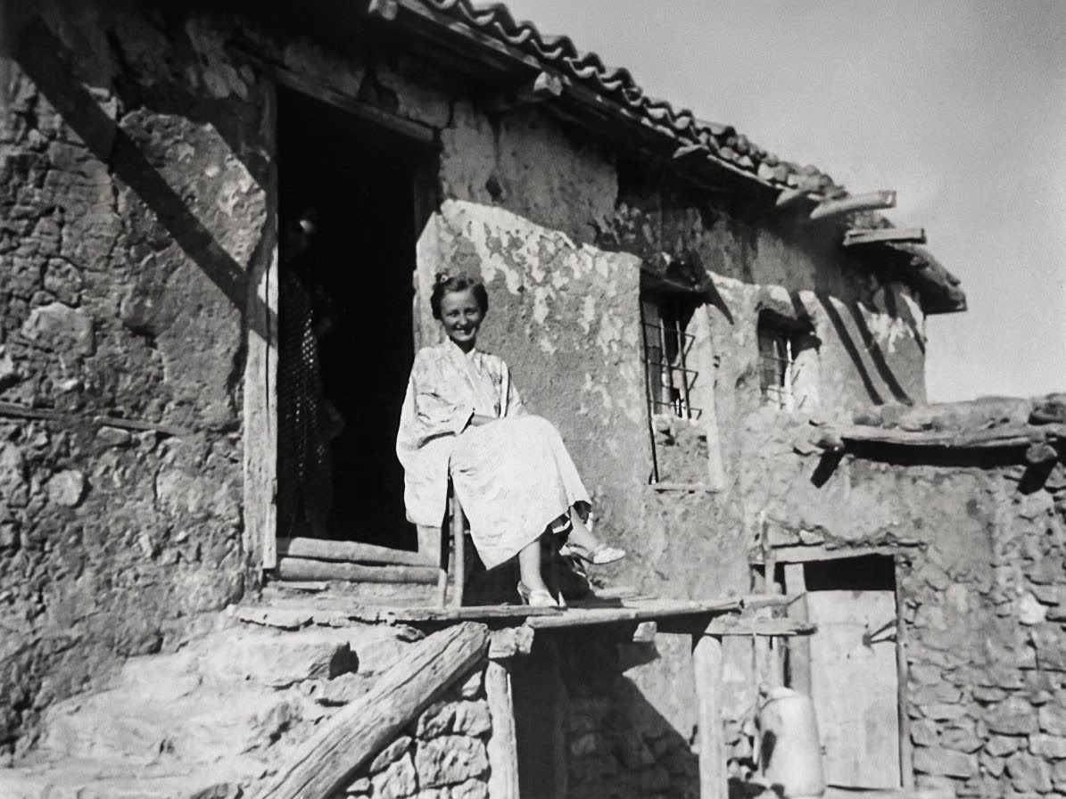 mhrpolat's tweet photo. Samiye Sağanak, 1935 Kırıkkale Keskin’de lojmanının önünde…☀️❤️

Yıl 1935. Anadolu'nun kerpiç evleri ve yoksulluğu... yıkık dökük bir lojman ! önünde, topuklu ayakkabıları, zarafeti ve cebinde hukuk fakültesi diplomasıyla duran genç bir hakim kadın.

Anadolu'nun garibanlığının yanı başında bir zarafet ve cesaret anıtının güzelliği. Bu fotoğrafı dün Samiye hanımın kızı Zeynep Sözen ve damadı sevgili üstadım Gürol Sözen’i ziyaret edince evlerinde gördüm. Hikayesini dinledim, bu fotoğrafın güzelliğine vuruldum. 

Adaletle, umutla yola çıkan tüm Cumhuriyet kadınlarına minnetle. ⚖️🇹🇷
#CumhuriyetKadını #Anadolu #1935 #Tarih #SamiyeSağanak