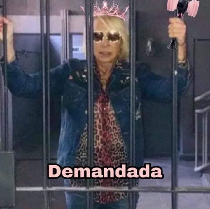 LalisaTay_1327's tweet photo. Los Blink en la carcel y siendo demandados por alegrarnos que una fan rompiera la puerta de la inútil de YG https://t.co/hMssPL3CDb