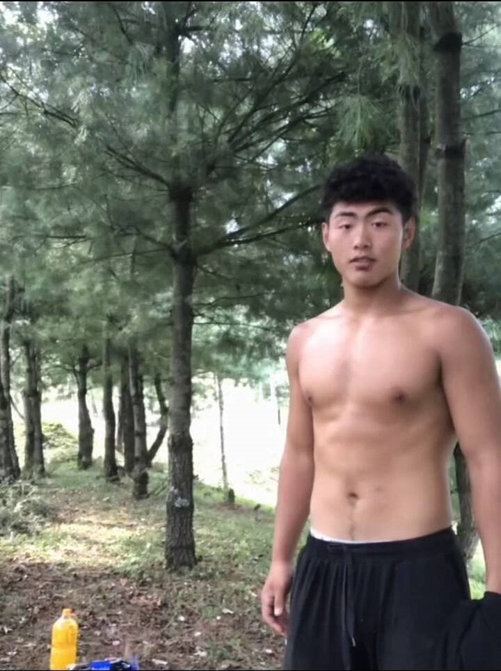 function1996's tweet photo. 鸡你太美 · 第六期鉴屌 · 粗腿体育生
【基本信息】
长度：目测9cm（勃起）
粗细：约2.5cm直径
观感：长度、粗度均低于国男平均水平，长度和粗细都偏小，勃起角度130°偏高，硬度看着不错。粗腿细屌的反差确实明显，视觉上加大违和感。嘴炮王者、粗口到底但实际输出为0，射精量大、精液浓厚是这期唯一亮点，至少收尾质量还行。
【最终评分】
 颜值（身材）：6/10 
尺寸：3/10 
实战潜力：5/10 
综合：4.6/10
一句话总结：粗腿细屌嘴炮王，尺寸拉胯输出为0，唯一能打的是射精质量。
你们觉得能打几分？
#鉴屌  #粗腿  #小屌  #小鸡巴 #体育生