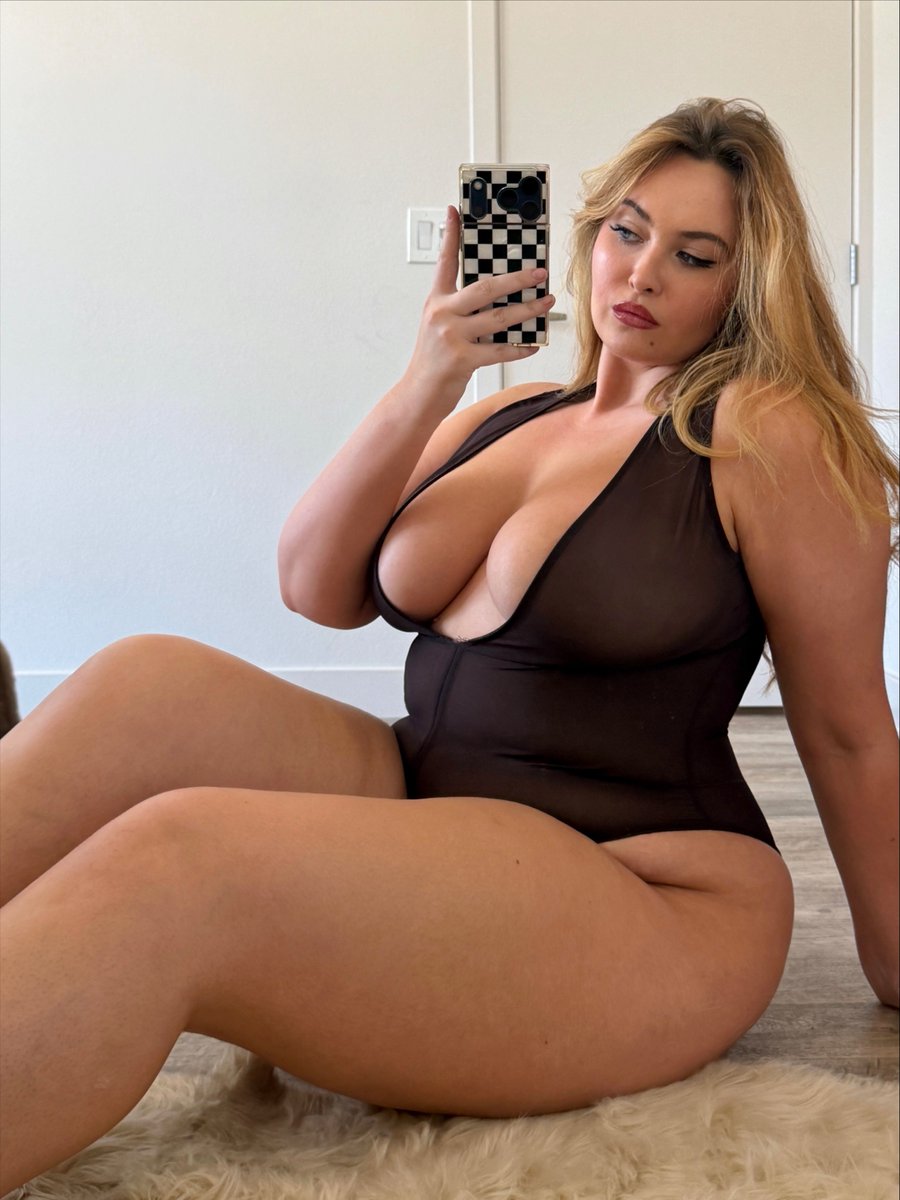 erinmhk's tweet photo. mirror selfies are so back https://t.co/isJebgo2Lq