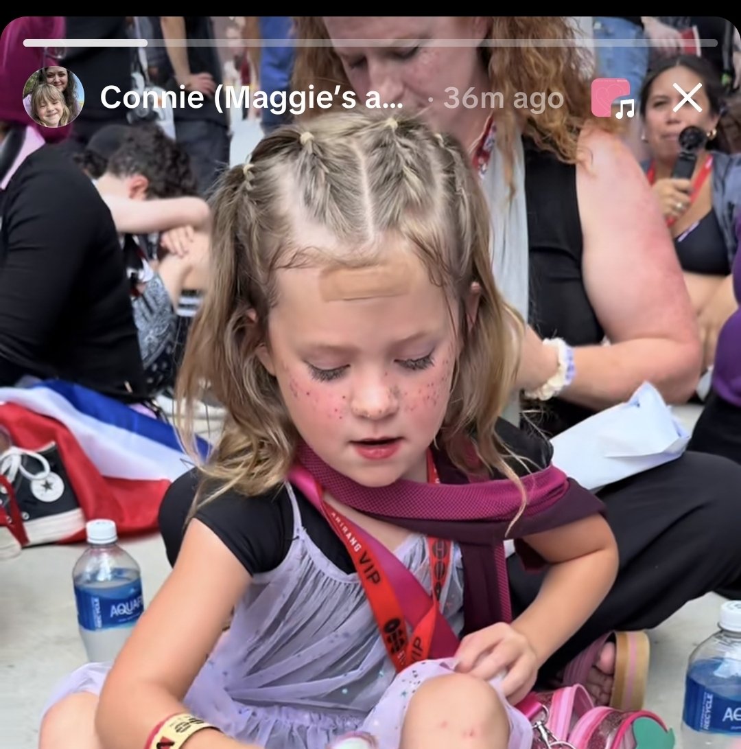 blissmin13_'s tweet photo. La niña Maggie y su tía están en vip soundcheck para ver a Jimin en Foxborough Boston día 2 😭😭😭 https://t.co/QuFVA5974H