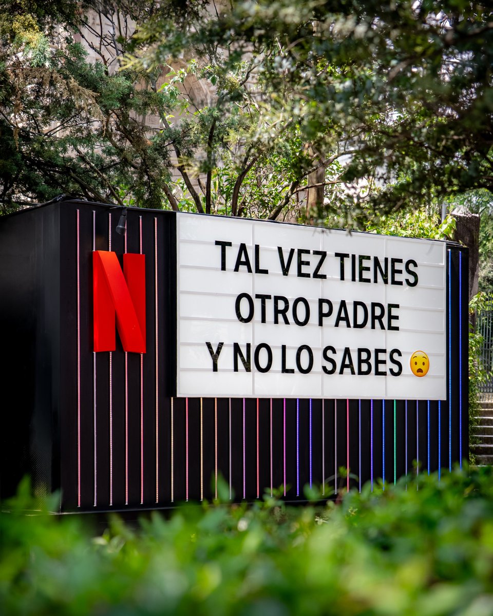 NetflixLAT's tweet photo. Uno de cada 25 padres vive sin saber que su hijo es de otro hombre. 'El otro padre' está en Netflix y tu duda familiar, en la #MarquesinaNetflix en el Bosque de Tlalpan. 🫨 https://t.co/simEujyjP3
