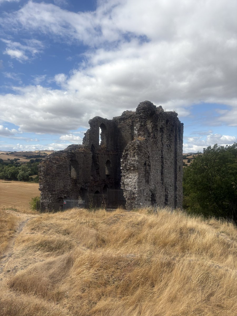 MatthewGreen02's tweet photo. Another visit to Clun Castle today. As the Caput of the Marcher Lordship of Clun, the castle was one of the more significant in the Welsh Marches.
#Clun #Castle #SouthShropshire #Shropshire #welshmarches https://t.co/WCSoVShb35