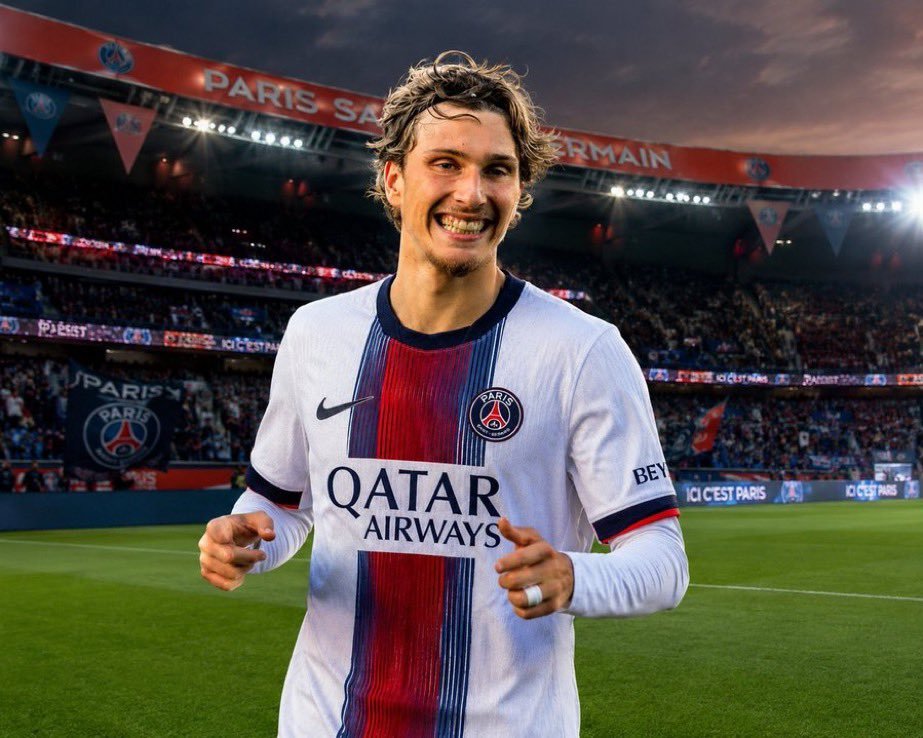 Paristeamfr's tweet photo. 🔴🔵 Une deuxième offre pour Mika Godts arrive ! Elle est chiffrée entre 50 et 55 M€ #TeamPSG (Telegraaf) https://t.co/Oiy4ASVEUy