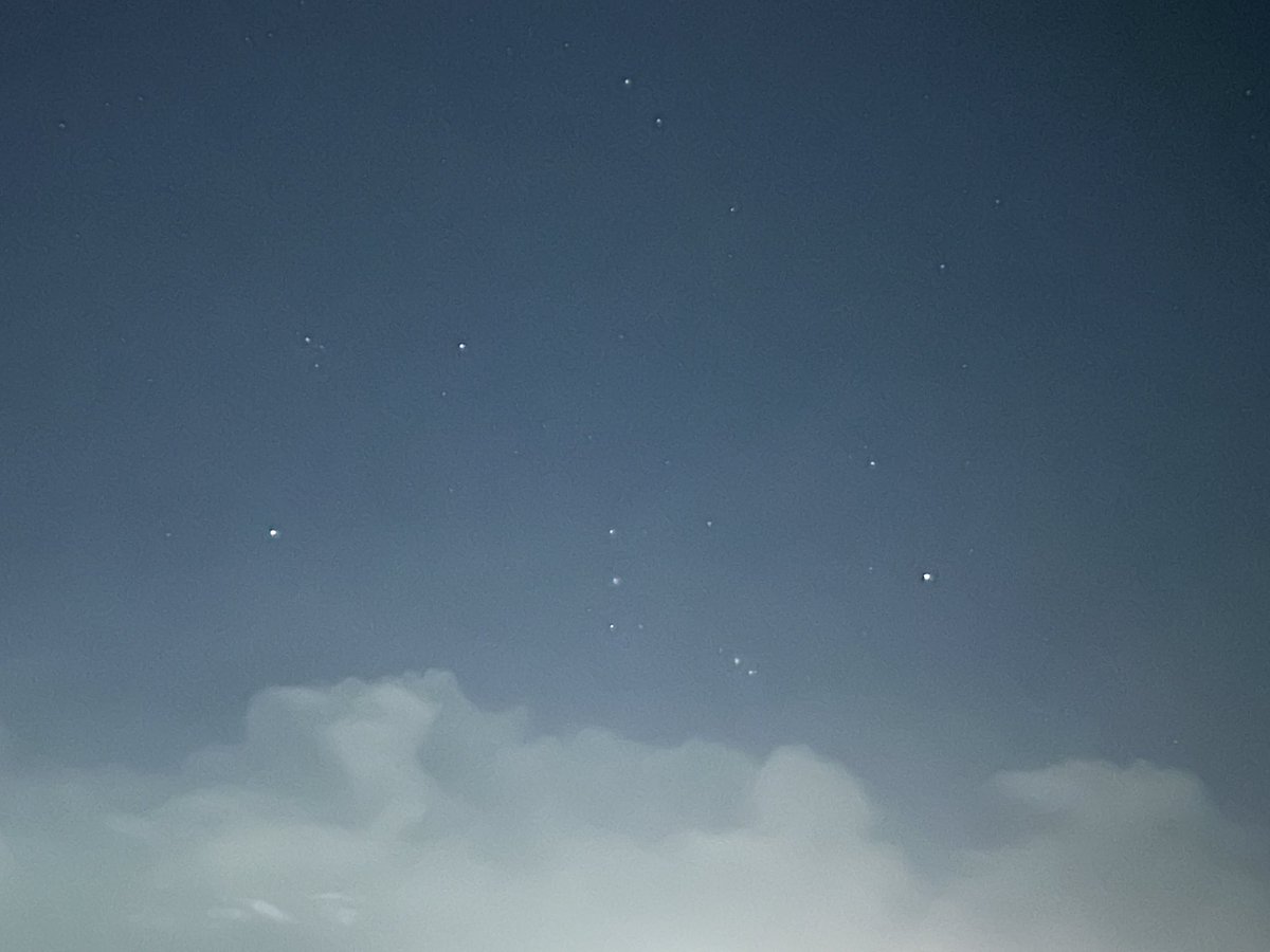 alemasashukun's tweet photo. 午前３時半には東の空にオリオン座が確認できますね。
夜更かしか早起きか・・・😁
あ、私は仕事帰りです🚗

#しずほし　#オリオン座 https://t.co/Z8Od7HnWsW