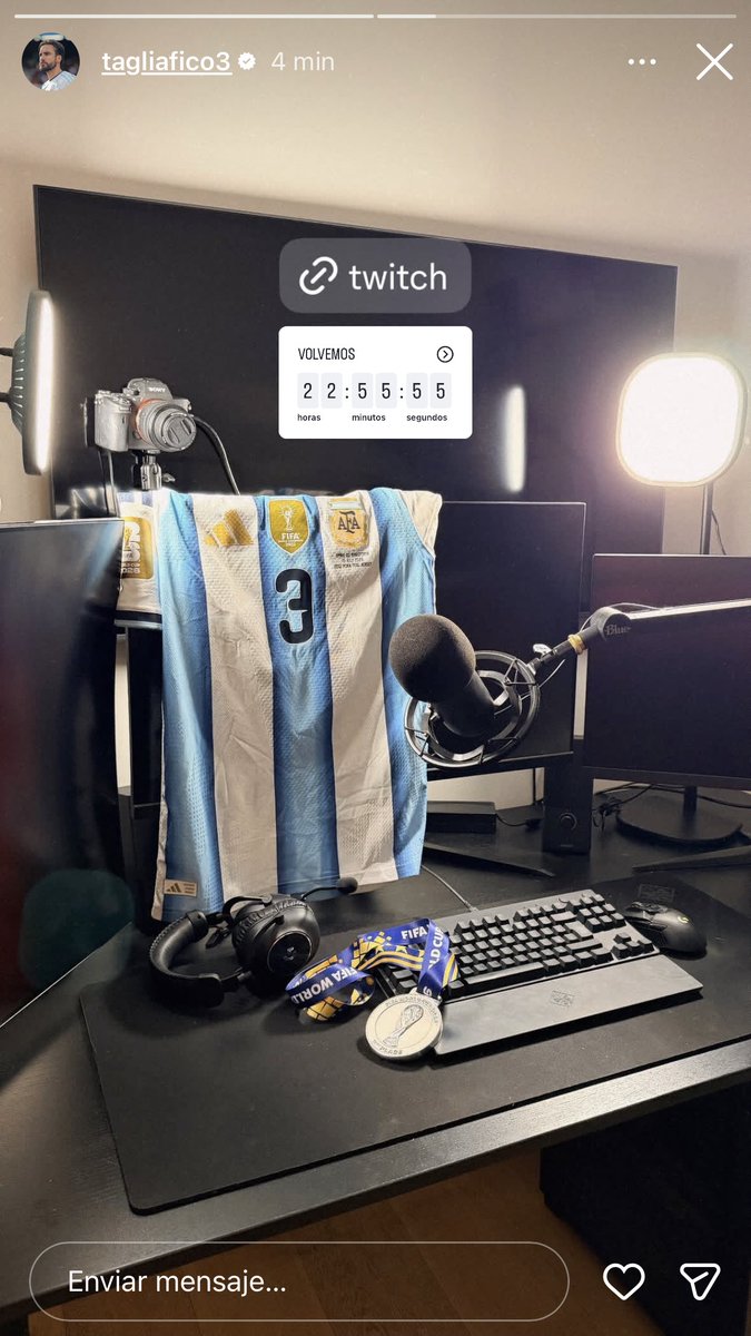 ejf249's tweet photo. enzo: ojalá me llame el madrid 
julián: sáquenme del atleti estoy privado de mi libertad 
tagliafico: ABRIMOS CARTAS POKÉMON EN VIVO vengan!! https://t.co/9GRPmIoC5Z