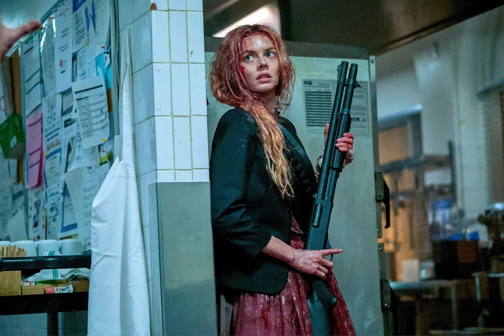 Jeanv999's tweet photo. Samara Weaving has no issues with gunning around, smeared in red-dyed corn syrup, even in the most derivative of settings. In fact, she seems to have taken a liking to it. https://t.co/zuESgjj4yW https://t.co/YqYFXZcQZ4