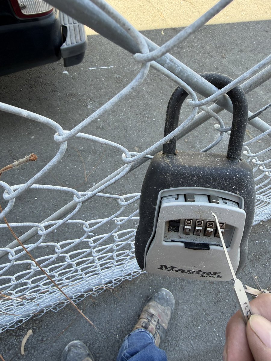 mstngmike's tweet photo. I like picking locks for a hobby, opened this abandoned one and WINNING!!😎 https://t.co/73TS9BoQ0x