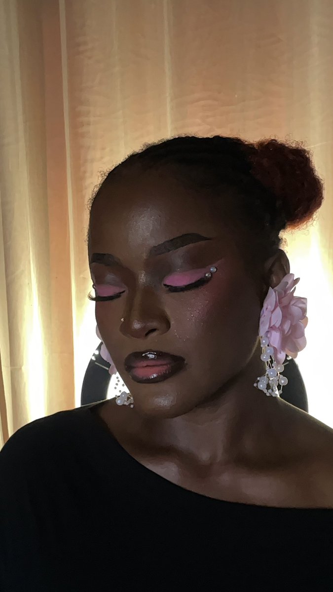 _luhceey's tweet photo. Today on what Lucy did as a makeup artist. 🤭✨(these are all screenshots from videos unedited).

Location: Ojo, Lagos

Please help me rt. ❤️ https://t.co/xHYZdpjBLb
