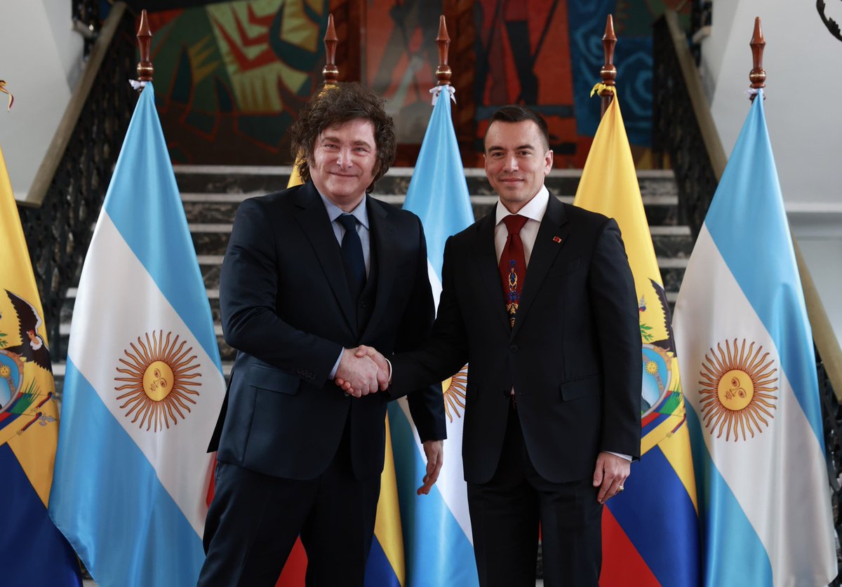 TendenPoIitica's tweet photo. "BILARDO ESTARÍA ORGULLOSO":

Porque el Presidente Javier Milei viajó a Ecuador el día de hoy para que Victoria Villarruel quede como Presidenta de la Nación en funciones, lo que le impide presidir la sesión de la Ley de Inviolabilidad de la Propiedad Privada en el congreso. https://t.co/rU75R1gBu8