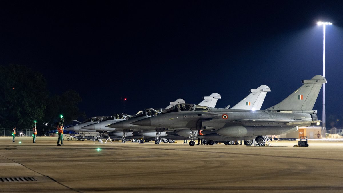 AusAirForce's tweet photo. Indian Air Force Rafales made their Pitch Black debut, launching into the Northern Territory night to complete high-end multinational air combat training. @IAF_MCC 

🇦🇺 🇮🇳 🤝

#AusAirForce #YourADF #StrongerTogether #PitchBlack26 #Rafale https://t.co/l8HxATc3Yv