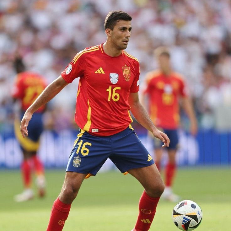 Globl_Football's tweet photo. 🚨 Barcelona look to have moved ahead in the race to sign Rodri!

But are Manchester City being forgotten in this story? Could he end up staying? 🧐 https://t.co/cZzLrlIKrH