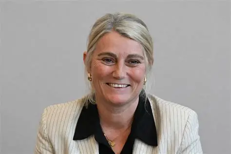 ai_qube_fr's tweet photo. Si tu ne connais pas cette tête à claques : c’est Stéphanie Rist, ministre de la Santé (Renaissance), et elle a bloqué pendant 7 mois la diffusion d’un rapport qui fait état de l’augmentation de la mortalité infantile en France !!