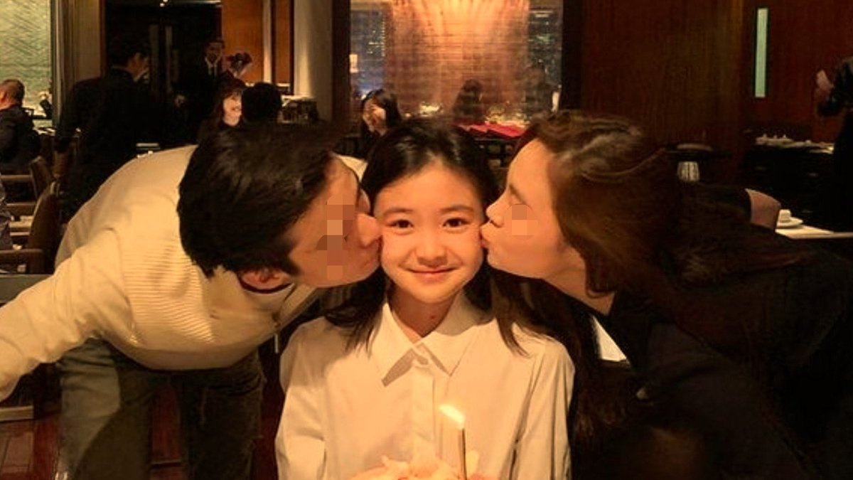 dearest_ejeh's tweet photo. co-parenting,
a short #RhenSeph au

Rule#1: strictly co-parenting only, para sa bata lang. 

The Problem: yung bata —a daughter, who has apparently made it her life mission to play Cupid. 

Can two exes survive their daughter’s playful teases without falling back together? https://t.co/5dbXe1Fulq