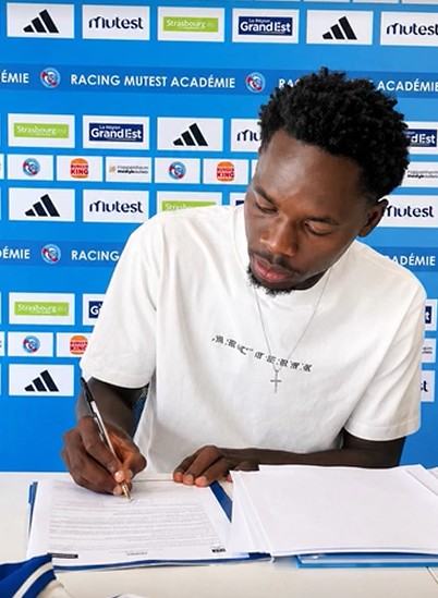 _PassioNey's tweet photo. 🚨 Trésor Kouablé signe à Strasbourg son premier contrat professionnel

Suite à son essai avec le @RCSA, @KouableTresor vient de signer un contrat pro.

Le jeune ivoirien de 22 ans, arrivé en octobre 2025 à Bordeaux, a vite été titulaire indiscutable en Défense Centrale avec la réserve des @girondins. 

Cette saison, il a commencé la préparation avec l'équipe première avant de partir en essai à Strasbourg.

Bonne Continuation Trésor 🫡

#FCGB #Girondins #Bordeaux
