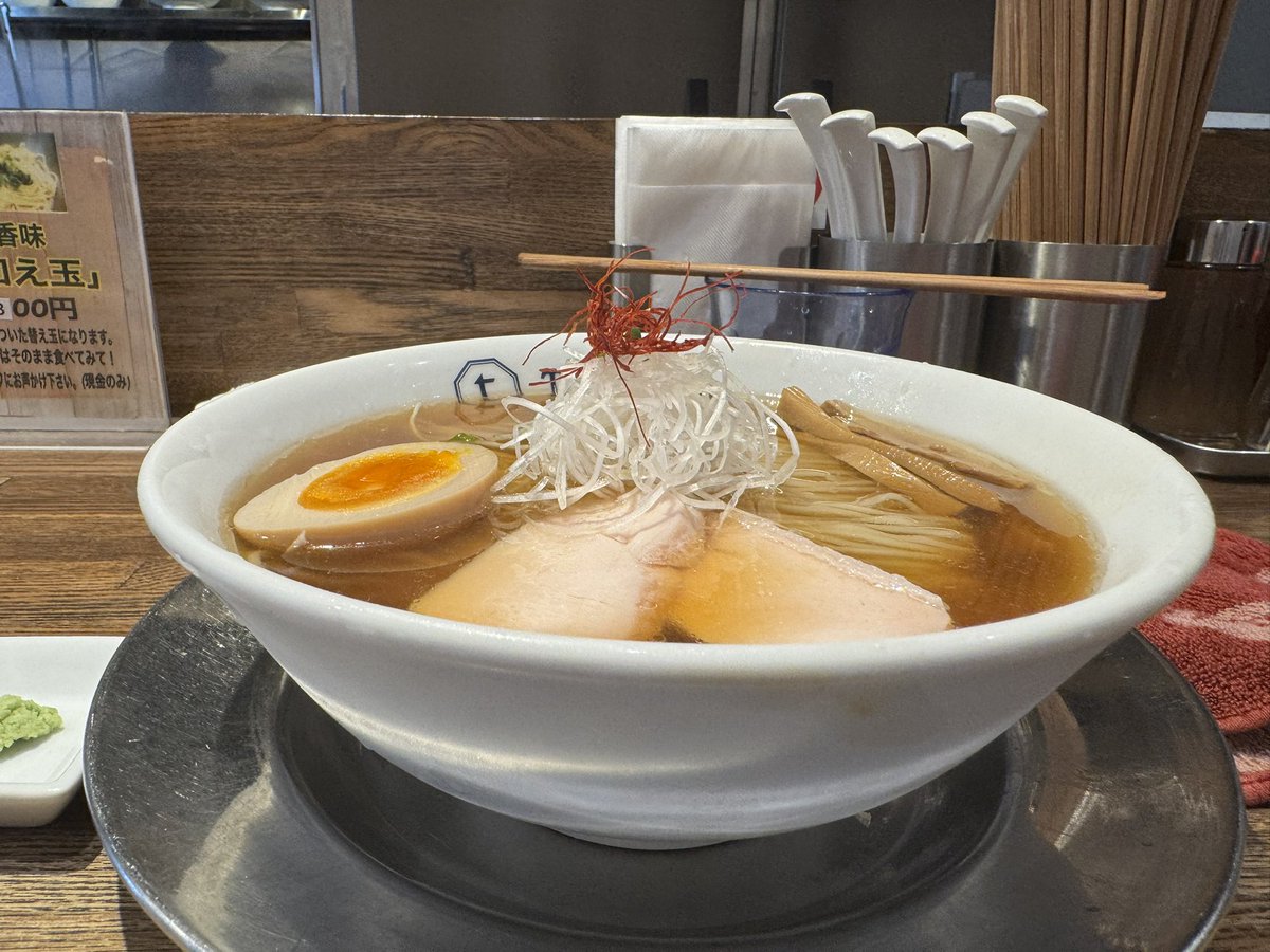 meganenomaeda's tweet photo. Tombo @TomboUp 
◇夏季限定  冷やしらぁ麺 醤油 1,500円
今年も始まりました❣️

鰹節の香り•旨みしっかり感じる無化調冷たい醤油スープ、滑らかな口当たり•喉越しのストレート極細麺。もう最高に美味い😆💯

しっとり柔らか鶏むね肉チャーシュー、最高ランクの細メンマ、味の染み方👍の半味玉‼️

味変のワサビがこれまた合う❣️
暑さ吹き飛ばす絶品の冷やし☺️💯💕
#Tombo #限定ラーメン #冷やしラーメン #醤油ラーメン #無化調 #吉祥寺 #名店 #地雷源 #メンマ職人 #わさび