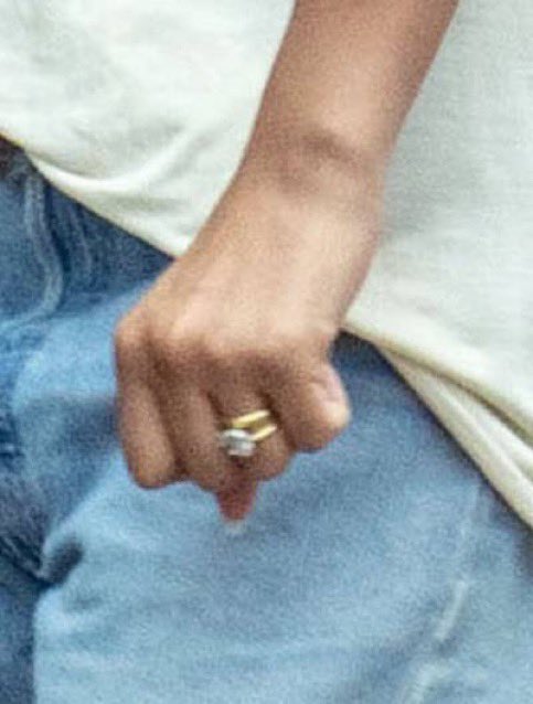 zendwfs's tweet photo. #eles ✋👈💍 https://t.co/Z0BvRv65xR