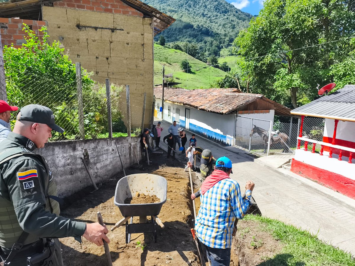 Policiantioquia's tweet photo. #Liborina | Nuestros uniformados de la Subestación de Policía La Merced del Playón, en articulación con la comunidad, participaron en un convite para el mejoramiento del acceso al puesto de salud, facilitando la movilidad de adultos mayores, personas con discapacidad y habitantes del corregimiento y veredas aledañas. #JuntosPorAntioquia