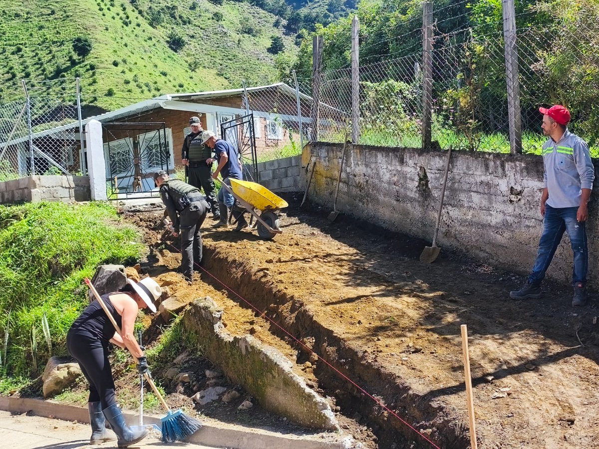 Policiantioquia's tweet photo. #Liborina | Nuestros uniformados de la Subestación de Policía La Merced del Playón, en articulación con la comunidad, participaron en un convite para el mejoramiento del acceso al puesto de salud, facilitando la movilidad de adultos mayores, personas con discapacidad y habitantes del corregimiento y veredas aledañas. #JuntosPorAntioquia