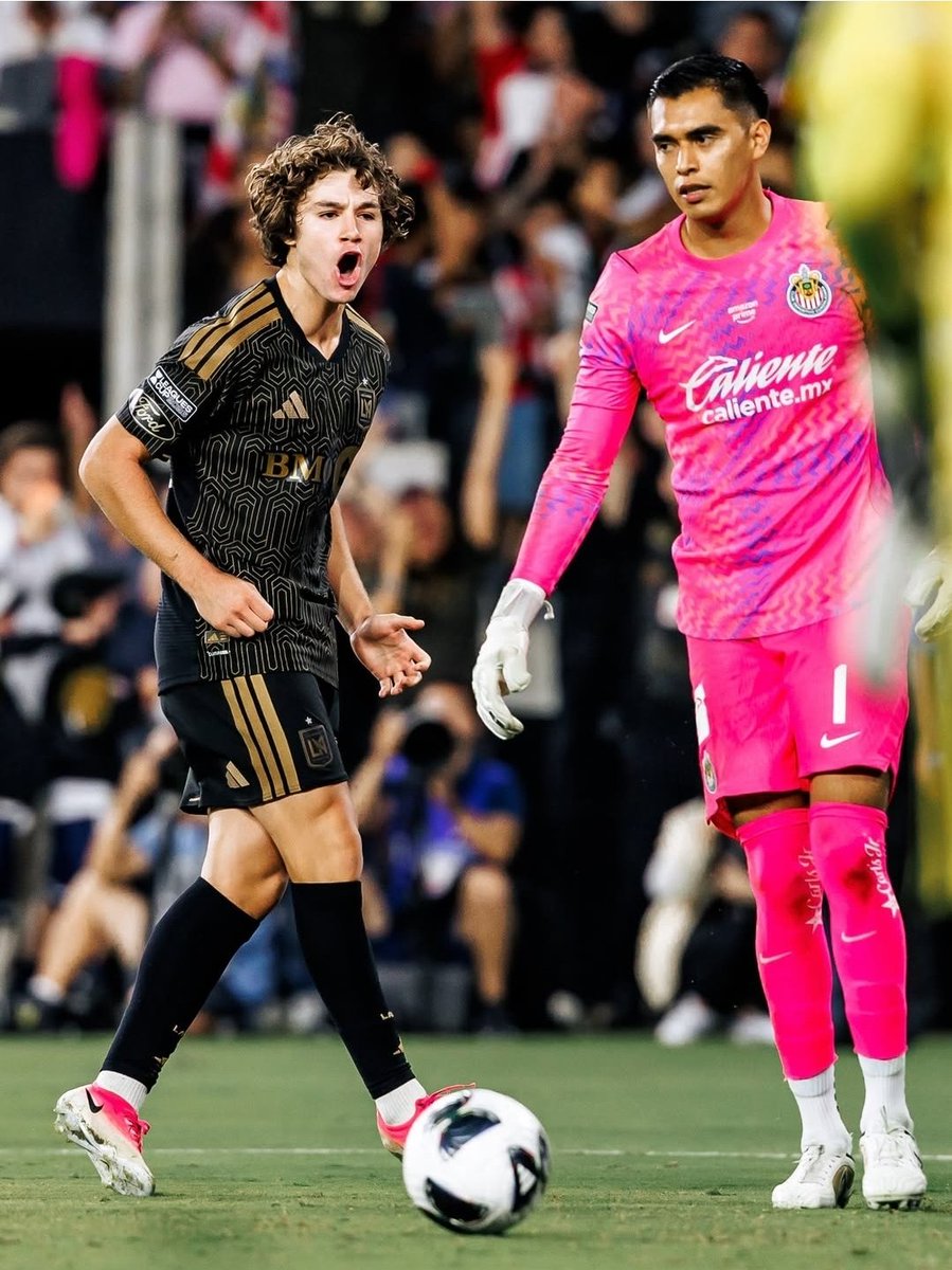 ProfeCeasar's tweet photo. Lo mejor fue cuando un morrito de 17 años se lo canto
#lafc https://t.co/YQboDtKQVe