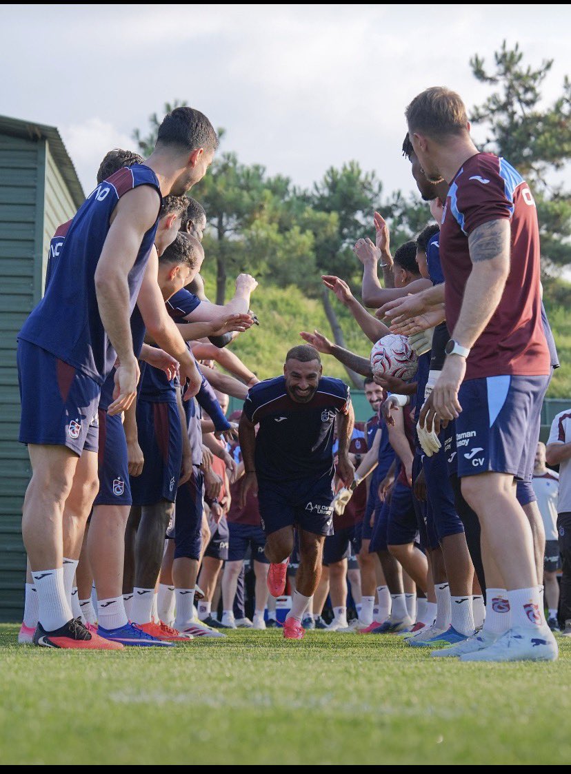 Enginsakinsu's tweet photo. Bizim Mo Salah’ımız var ❤️💙✋ @MoSalah @Trabzonspor https://t.co/blX0t0rjtY