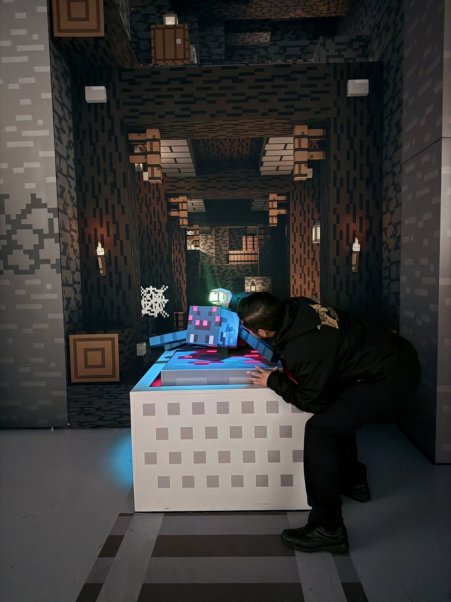Eltev_Oficial's tweet photo. De lo ficticio a la realidad: Un día increíble en la Minecraft Experience. #minecraft https://t.co/q8TusLEPdJ
