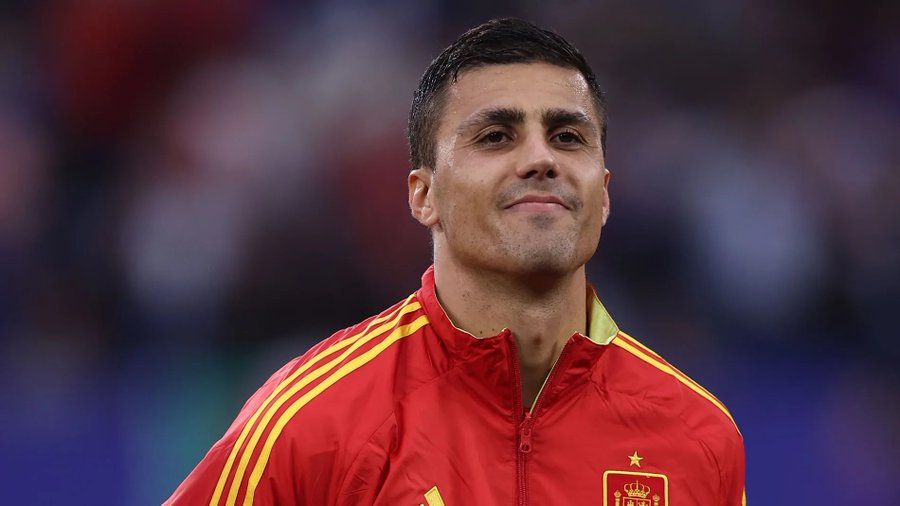 AlbertOrtegaES1's tweet photo. En este mercado, el Real Madrid ha realizado el traspaso más alto de su historia (Diomandé), ha fichado a Cucurella, Dumfries, Bernardo Silva, Konaté y ha renovado a Vinícius.

Si Rodri se escapa es simplemente porque el Real Madrid no ha apostado lo suficiente por él. https://t.co/ADs7EsjtA8