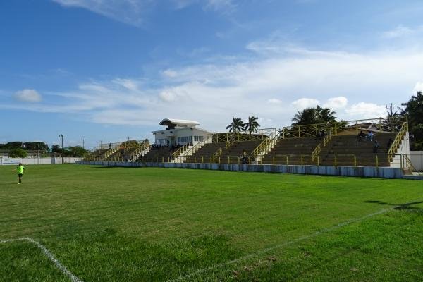 LuisCancinos's tweet photo. En 16 días se cumplen 20 años que Municipal visitó Belice por última vez.

Se dio el 22/08/'06 en la ciudad de Dangriga para enfrentar al Wagiya en el estadio Carl Ramos por la 1era ronda del Torneo Interclubes de la Uncaf.

En esa oportunidad Municipal ganó 2-0 con dos anotaciones de Edwin "El Venado" Villatoro al 12' y 72', la vuelta fue en el Trébol y también se ganó pero esta vez fue por goleada de 8-0 con cuatro anotaciones del Venado Villatoro, era la 3era goleada de 8-0 que se daba en el Trébol tras Juv. Retalteca y Río Hato por el Torneo de Copa Centenario '04 y '05 y además ese día se celebró el juego No. 32 en el Trébol.

Hoy Municipal jugará en el estadio FFB Stadium en Belmopán a 89 km de Dangriga, lugar donde fue el último juego en Belice hace 19 años, 11 meses y 15 días.

Fotos 1 y 2. Estadio Carl Ramos en Dangriga.
Fotos 3 y 4. FFB Stadium en Belmopán.

Vamos ROJOS. 🔴🔥🏆