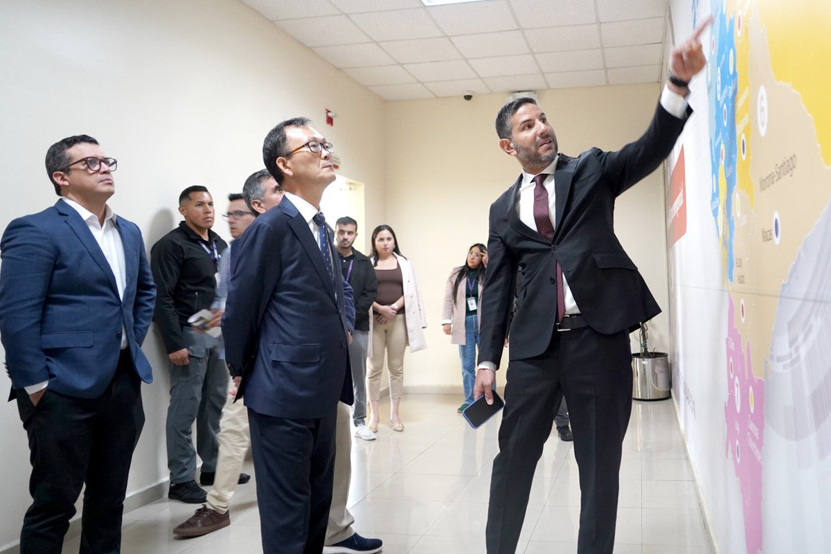 ECU911_'s tweet photo. #Quito | El Director General del #ECU911, @JCPaladines, junto a autoridades de la entidad, recibió a una delegación de la República de Corea encabezada por el Embajador Jaehyun Shim.

Durante la visita, la comitiva conoció el modelo de gestión de emergencias, el sistema de videovigilancia y los mecanismos de coordinación con las entidades de primera respuesta. Además, recorrieron las salas operativas para observar el trabajo articulado que se desarrolla las 24 horas del día en beneficio de la seguridad ciudadana.