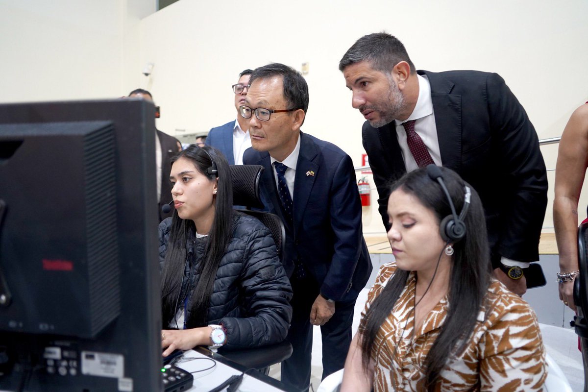 ECU911_'s tweet photo. #Quito | El Director General del #ECU911, @JCPaladines, junto a autoridades de la entidad, recibió a una delegación de la República de Corea encabezada por el Embajador Jaehyun Shim.

Durante la visita, la comitiva conoció el modelo de gestión de emergencias, el sistema de videovigilancia y los mecanismos de coordinación con las entidades de primera respuesta. Además, recorrieron las salas operativas para observar el trabajo articulado que se desarrolla las 24 horas del día en beneficio de la seguridad ciudadana.
