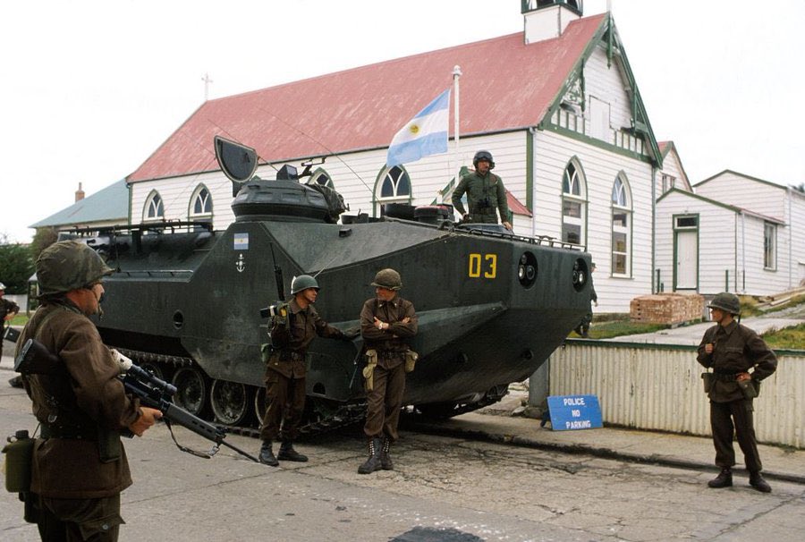 nfgfbpa's tweet photo. #FotoComHistoria Tropas Argentinas renderam a fraca defesa Britânica e tomaram Puerto Stanley em horas. O que foi constragedor para o fraco Reino Unido. #Malvinas 🇦🇷 https://t.co/xx4ZZe4N9t