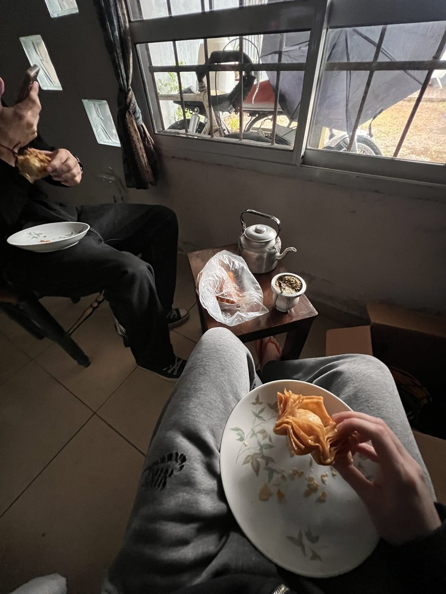 iBxrzz's tweet photo. Le deben estar rompiendo todo el sistema digestivo en este momento pero yo estoy feliz con mi hermano comiendo pastelitos 🥰 https://t.co/dSC80wz1Ce