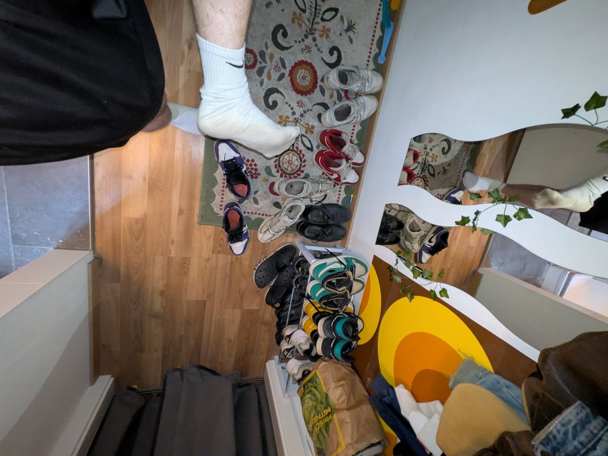 cash_peda's tweet photo. Dein Platz ist dort unten.
Du kleines, erbärmliches Würmchen hast keine Chance, wenn ich dich mit meiner Großartigkeit fresse-vorwärts in die Stinkeschuhe drücke. Der Smell wird dich crazy machen und spätestens dann, machst du ALLES ich will.😉😂 #cashdom #paypig #slavepig https://t.co/P90lXbmBDq