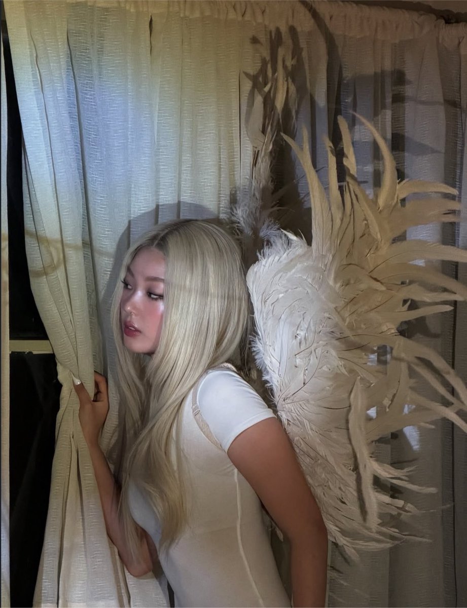 meizinilvr's tweet photo. megan you better put those damn angel wings on and post please my vision is visioning https://t.co/RyEAlJXSdZ