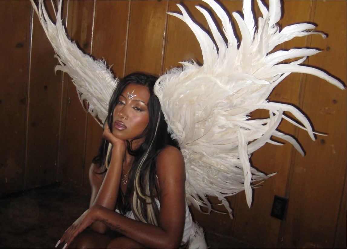 meizinilvr's tweet photo. megan you better put those damn angel wings on and post please my vision is visioning https://t.co/RyEAlJXSdZ