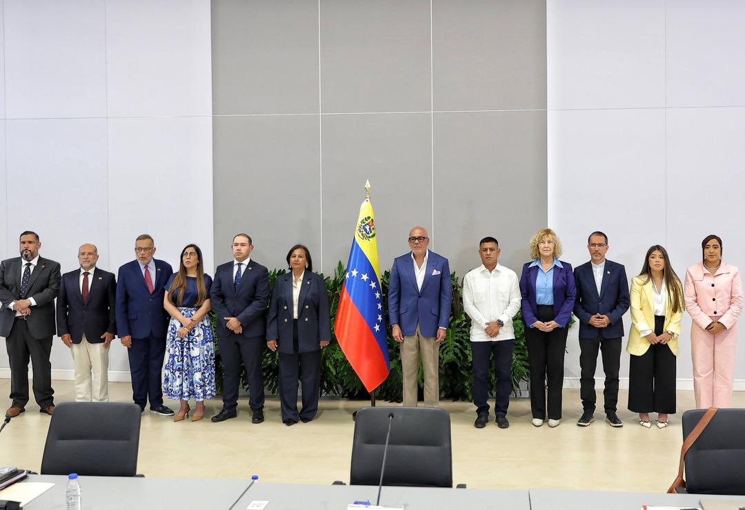 NicmerEvans's tweet photo. La foto del día... Hermetismo total hasta ahora. https://t.co/ZbBrAZqUU7