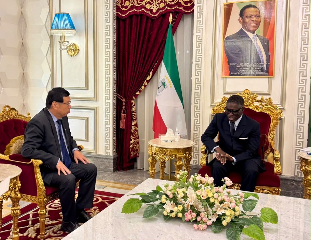 teonguema's tweet photo. Mi agenda de este jueves ha estado liderada por audiencias con embajadores de algunos países amigos para fortalecer la política internacional de Guinea Ecuatorial. 

Con el diplomático chino, #WangWengang, he conversado sobre nuestra cooperación que data desde después de la la independencia de nuestro país; y nos hemos centrado en nuestros proyectos conjuntos en áreas de Defensa y Seguridad. 

Además de hacer un repaso sobre la actualidad internacional, también aproveché el encuentro para expresar al embajador asiática nuestros agradecimientos a su Gobierno por su aportación en la búsqueda, localización y recuperación de los restos mortales de los 4 hijos de Guinea Ecuatorial que fallecieron en el accidente del helicóptero Z-9 de las fuerzas aéreas ecuatoguineanas.