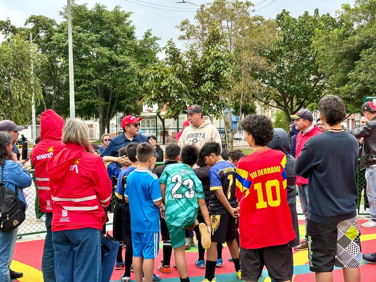 eduardogarzont's tweet photo. En la tarde estuvimos con la @PuenteAranda_ inaugurando un parque y una vía en los barrios Veraguas Central y Asunción. Estas obras mejorarán la calidad de vida y movilidad de más de 5.778 personas de la localidad.  

Durante la visita, los niños y niñas de la escuela deportiva nos comentaron que están disfrutando mucho este nuevo parque y que se comprometen a cuidarlo. 

Desde lo local, le seguimos cumpliendo a Bogotá con la transformación de los territorios en beneficio de la comunidad.   

#Bogotá488años
#YoLeCumploABogotá
