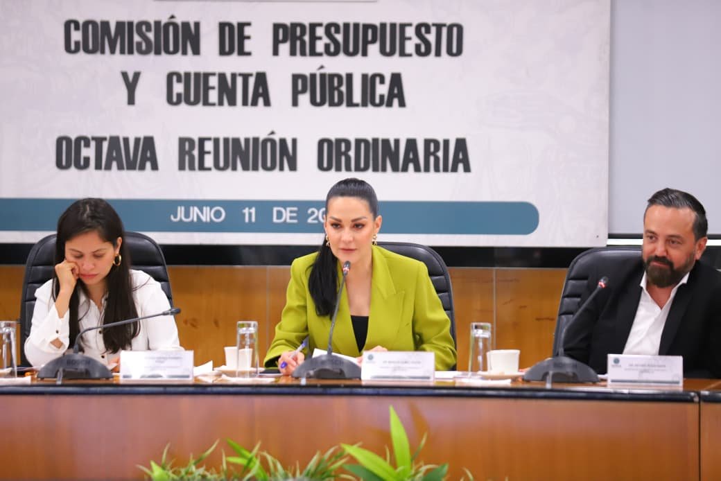 mery_pozos's tweet photo. Antes de iniciar un nuevo periodo ordinario de sesiones, reafirmo el compromiso que asumí con las y los jaliscienses, de trabajar con responsabilidad, cercanía y resultados.

Es un enorme orgullo representar a nuestra gente en la Cámara de Diputados y Diputadas, un espacio donde hemos impulsado reformas históricas para consolidar la Cuarta Transformación y seguir ampliando derechos para el pueblo de México.

Con la misma convicción del primer día, seguiré poniendo todo mi esfuerzo para construir un mejor futuro para mi ciudad, mi estado y mi país. 

#Guadalajara #4T